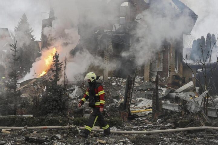 Quattro anni di guerra: la lezione ucraina sulla difesa della democrazia in Europa