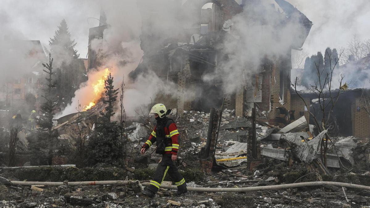 Quattro anni di guerra: la lezione ucraina sulla difesa della democrazia in Europa