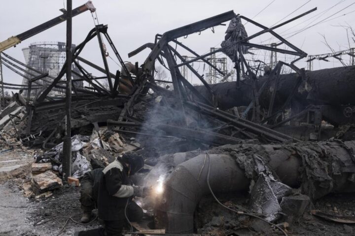 Raid russi colpiscono Zaporizhzhia, oltre 53 mila famiglie senza elettricità