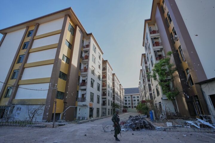 Sakchai Lalit visita una scam city al confine tra Thailandia e Cambogia, dove migliaia di immigrati vivono in schiavitù