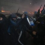 Scontri a Milano durante il corteo delle Olimpiadi, la polizia interviene con lacrimogeni