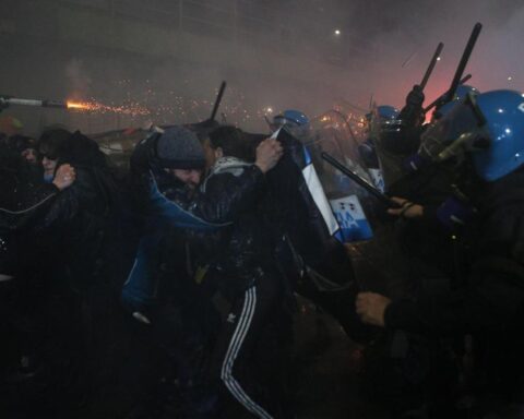 Scontri a Milano durante il corteo delle Olimpiadi, la polizia interviene con lacrimogeni