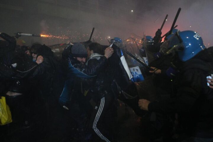 Scontri a Milano durante il corteo delle Olimpiadi, la polizia interviene con lacrimogeni