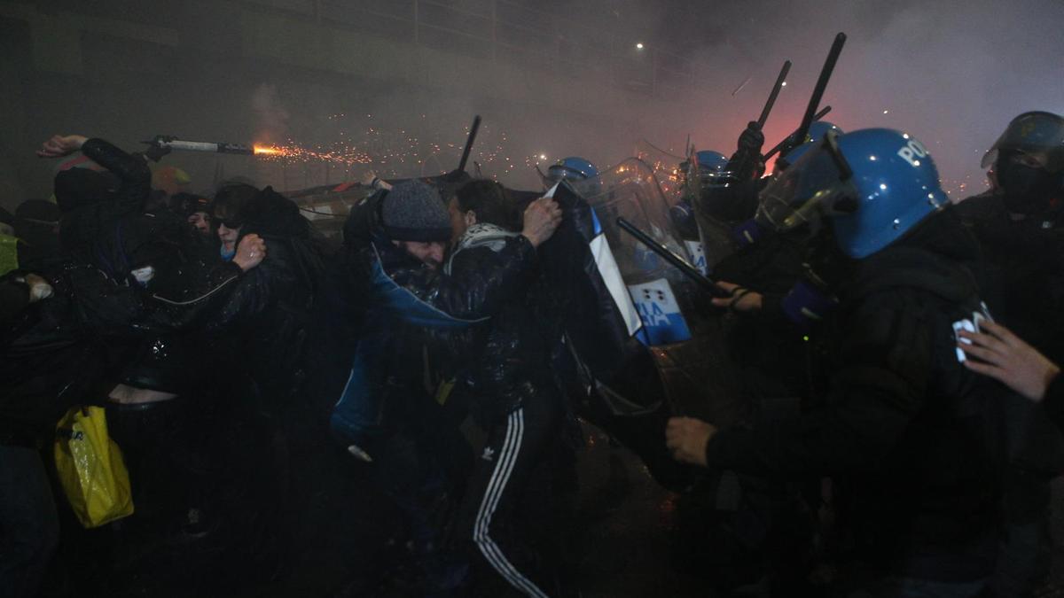 Scontri a Milano durante il corteo delle Olimpiadi, la polizia interviene con lacrimogeni