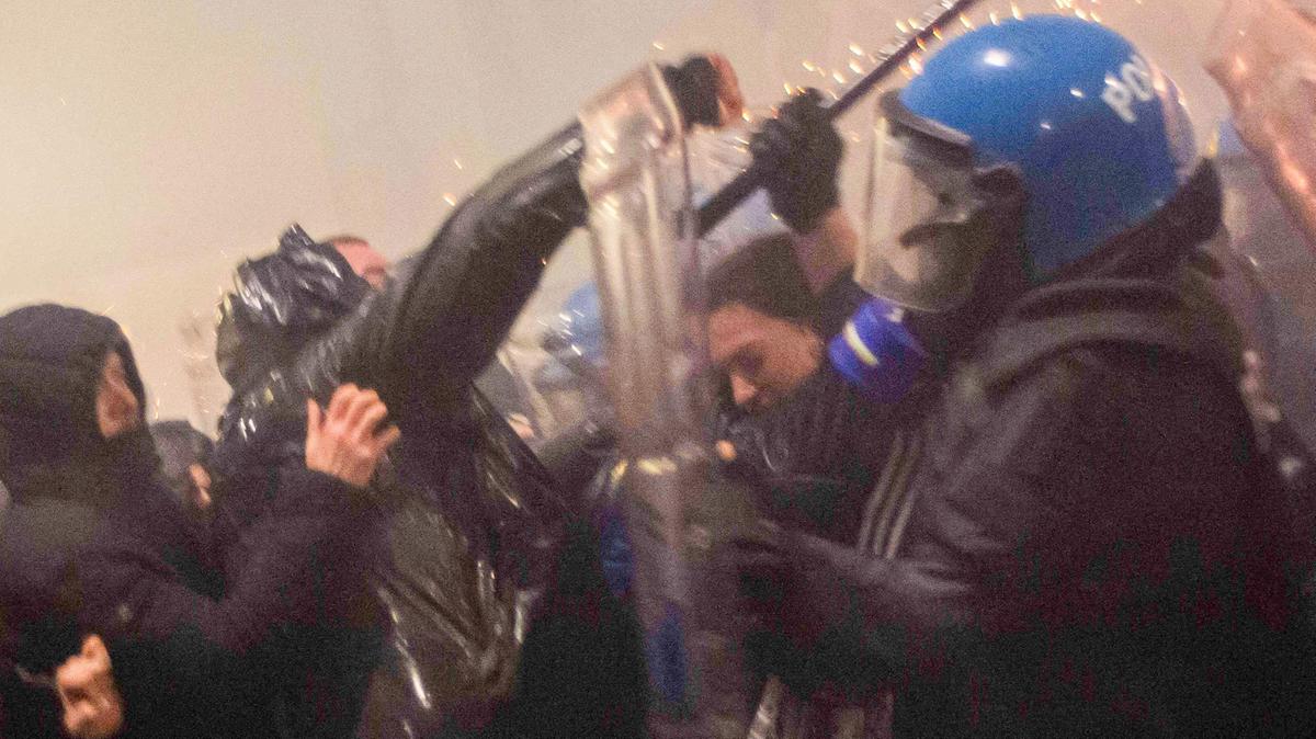 Scontri a Milano: sei indagati dopo aggressione ai poliziotti durante manifestazione anti-Olimpiadi