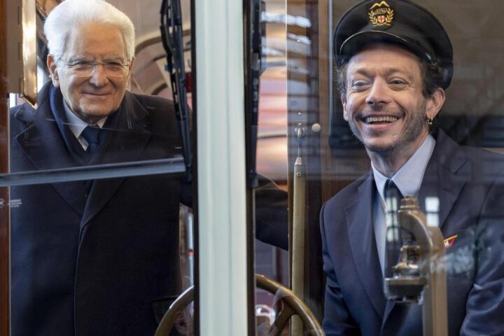 Sergio Mattarella applauditissimo al via delle Olimpiadi: oro simbolico per un presidente amato