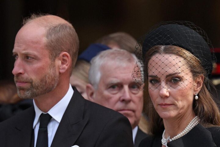 Sir Richard Needham: «La crisi può portare trasparenza, Andrea deve essere escluso dalla successione»