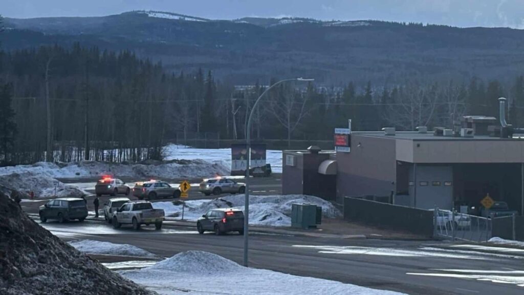 Sparatoria in una scuola a Tumbler Ridge, 10 morti e 25 feriti