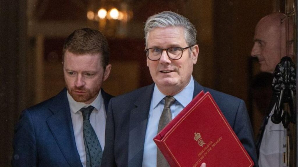 Starmer perde il suo braccio destro dopo lo scandalo Mandelson-Epstein: si parla di dimissioni del premier britannico
