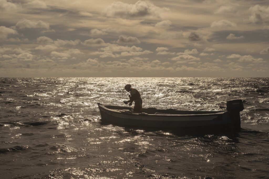 Trovati i corpi di 5 migranti su una spiaggia a est di Tripoli, in Libia