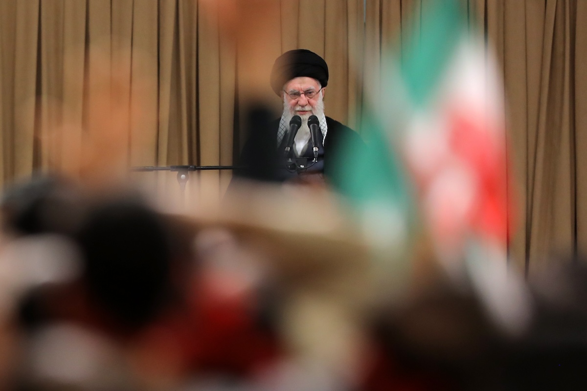 Trump annuncia l'uccisione di Ali Khamenei durante l'inizio del conflitto contro l'Iran