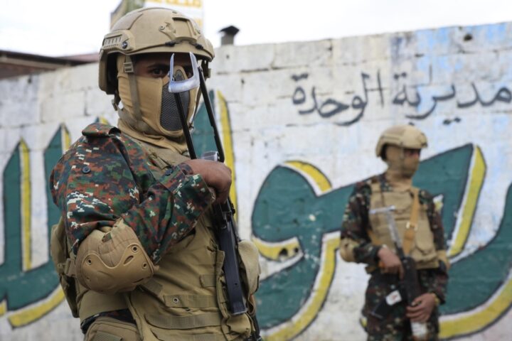 Trump firma un ordine esecutivo per dazi sui partner commerciali dell'Iran