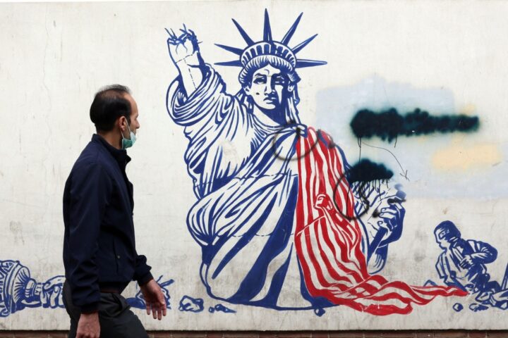 Trump firma un ordine esecutivo per dazi sui partner commerciali dell'Iran amid tensions con Teheran