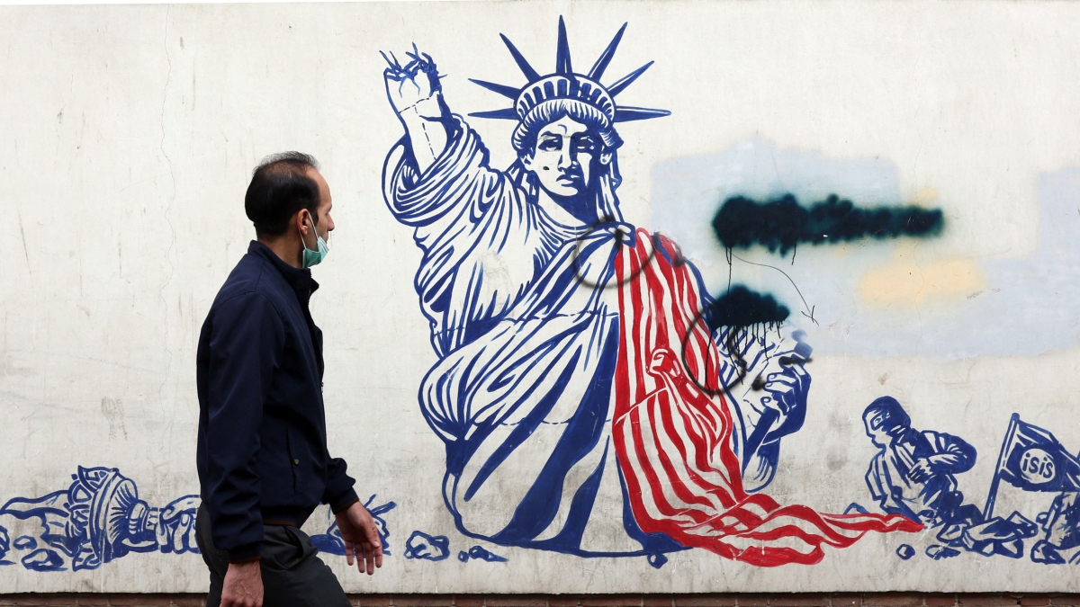 Trump firma un ordine esecutivo per dazi sui partner commerciali dell'Iran amid tensions con Teheran