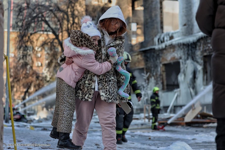 Un terzo dei bambini ucraini sfollati dopo quattro anni di guerra, avverte l'UNICEF