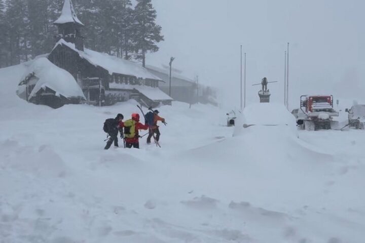 Valanga colpisce gruppo di 16 sciatori in California: 10 dispersi nella Sierra Nevada