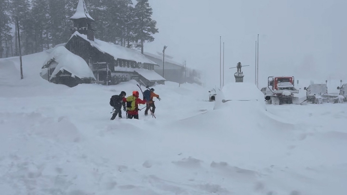 Valanga colpisce gruppo di 16 sciatori in California: 10 dispersi nella Sierra Nevada