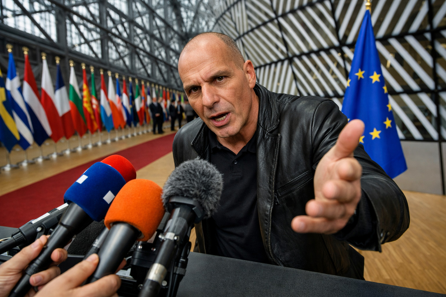 Varoufakis spinge per restituire i miliardi russi congelati: l'UE rischia di finanziare l'aggressore