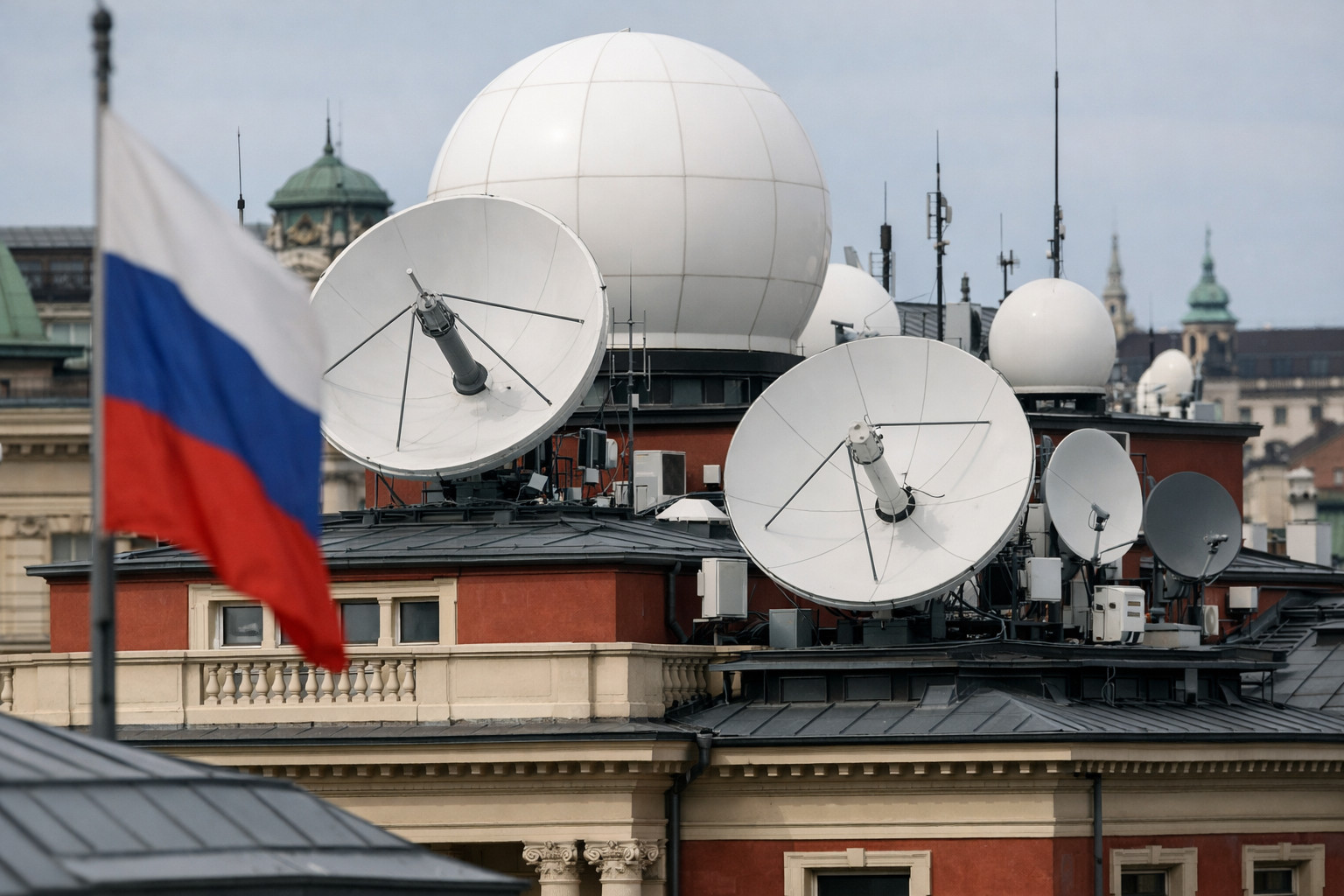 Vienna trasforma in hub dello spionaggio satellitare russo: antenne sui tetti delle ambasciate