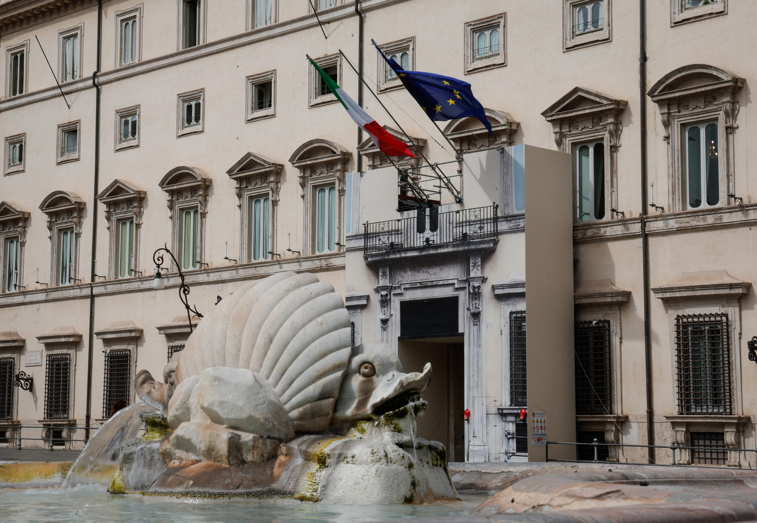 Allerta bomba a Palazzo Chigi per un trolley abbandonato, intervengono artificieri a Roma