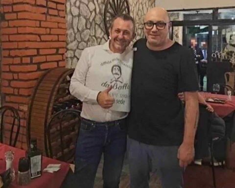 Andrea Delmastro in foto con l'imprenditore condannato per mafia: il legame che sconcerta