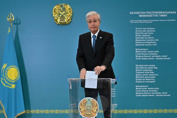 Approvata una nuova Costituzione in Kazakistan, che rafforza i poteri del presidente Tokayev