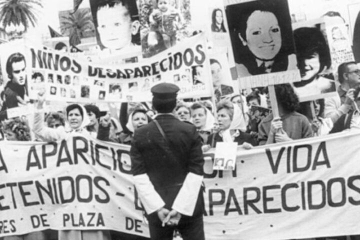Argentina, 50 anni dopo il golpe: le abuelas di Plaza de Mayo continuano a cercare i nipoti desaparecidos