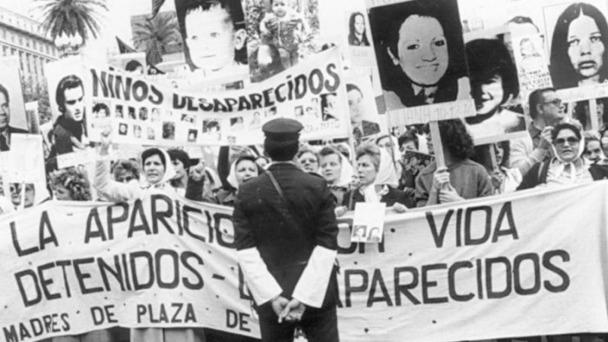Argentina, 50 anni dopo il golpe: le abuelas di Plaza de Mayo continuano a cercare i nipoti desaparecidos