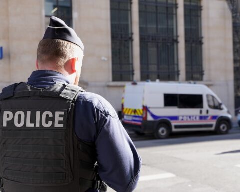 Arrestati tre sospetti per attacco incendiario alla Bank of America a Parigi