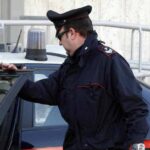Arrestato 17enne per fabbricazione di ordigni e pianificazione di attacco scolastico in Italia