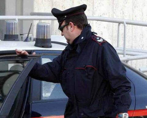 Arrestato 17enne per fabbricazione di ordigni e pianificazione di attacco scolastico in Italia