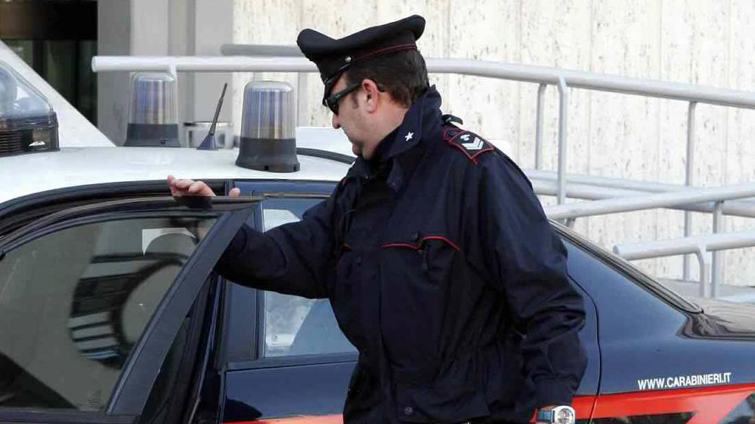 Arrestato 17enne per fabbricazione di ordigni e pianificazione di attacco scolastico in Italia