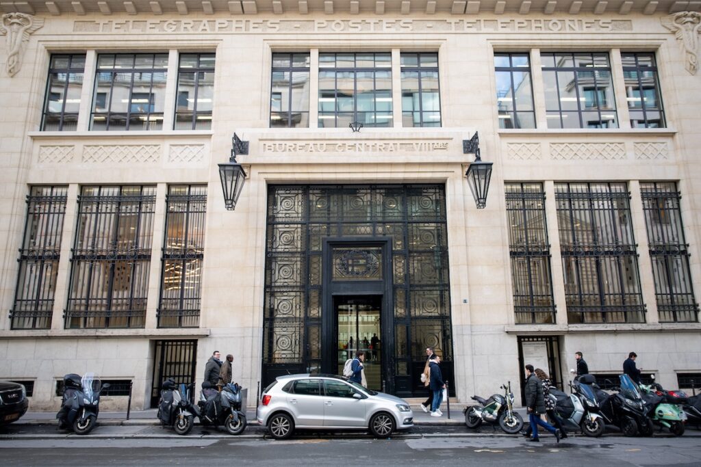 Arrestato un uomo a Parigi mentre tentava di far esplodere una bomba davanti alla Bank of America