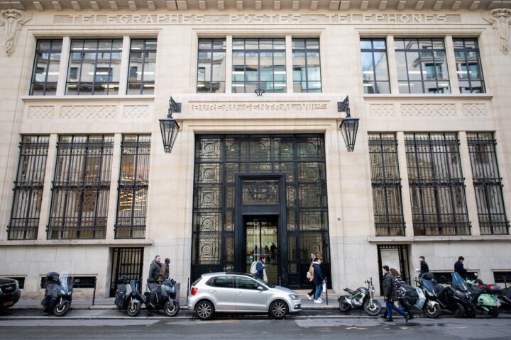 Arrestato un uomo a Parigi mentre tentava di far esplodere una bomba davanti alla Bank of America