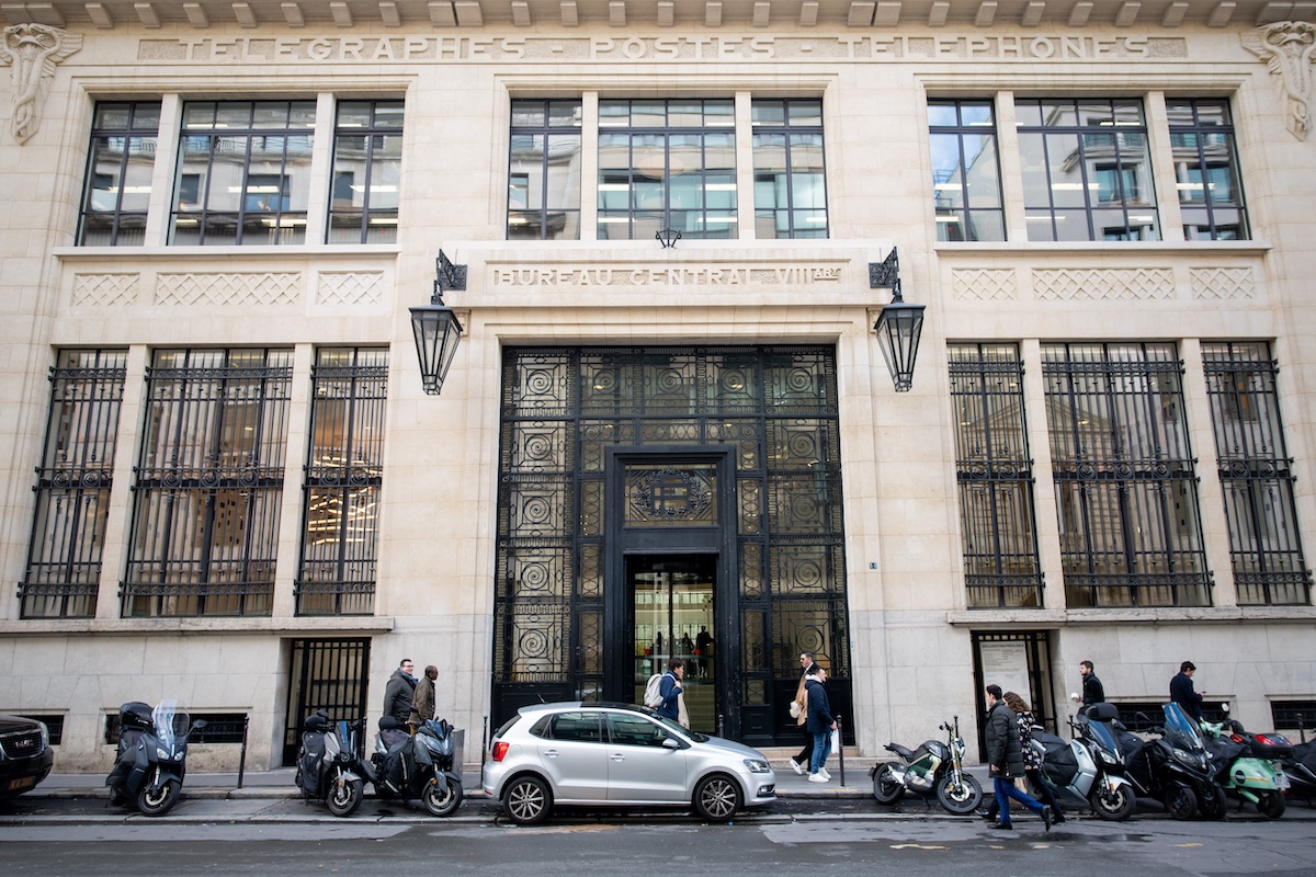 Arrestato un uomo a Parigi mentre tentava di far esplodere una bomba davanti alla Bank of America