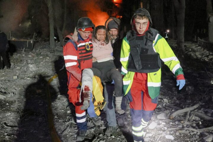 Attacco russo a Kharkiv uccide sette civili, tra cui due bambini; Zelensky chiede attenzione per l'Ucraina