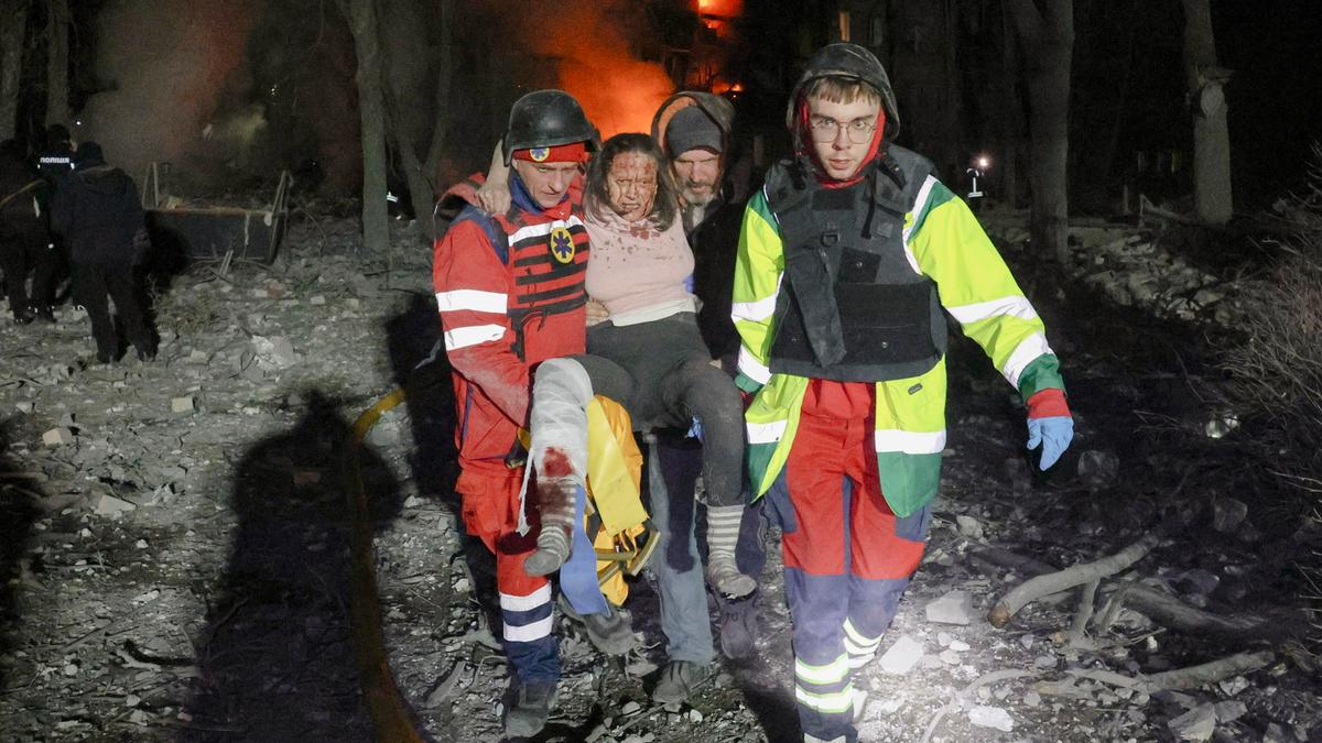 Attacco russo a Kharkiv uccide sette civili, tra cui due bambini; Zelensky chiede attenzione per l'Ucraina