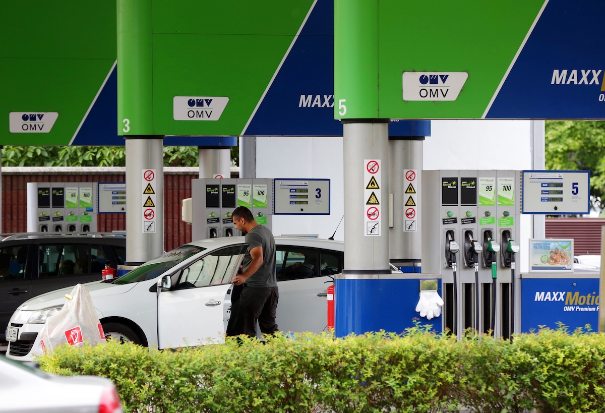 Automobilisti italiani affollano i distributori sloveni per il rifornimento a prezzi vantaggiosi