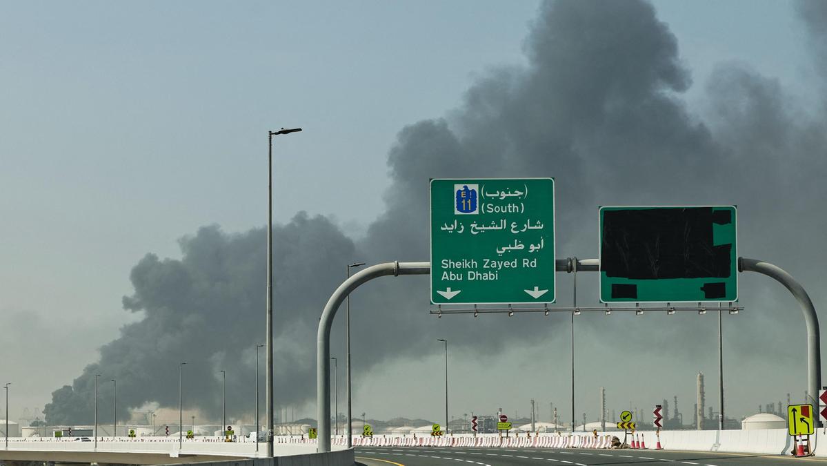 Caos nei trasporti: cancellati migliaia di voli e navi ferme nello stretto di Hormuz