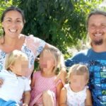 Caso della famiglia nel bosco: madre allontanata dai figli, Meloni critica il tribunale minorile