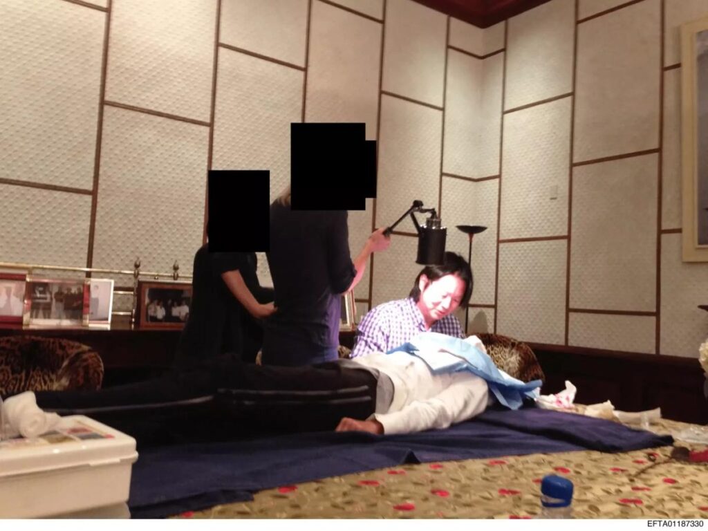 Caso Epstein, la foto di un chirurgo durante un'operazione a casa di Jeffrey Epstein