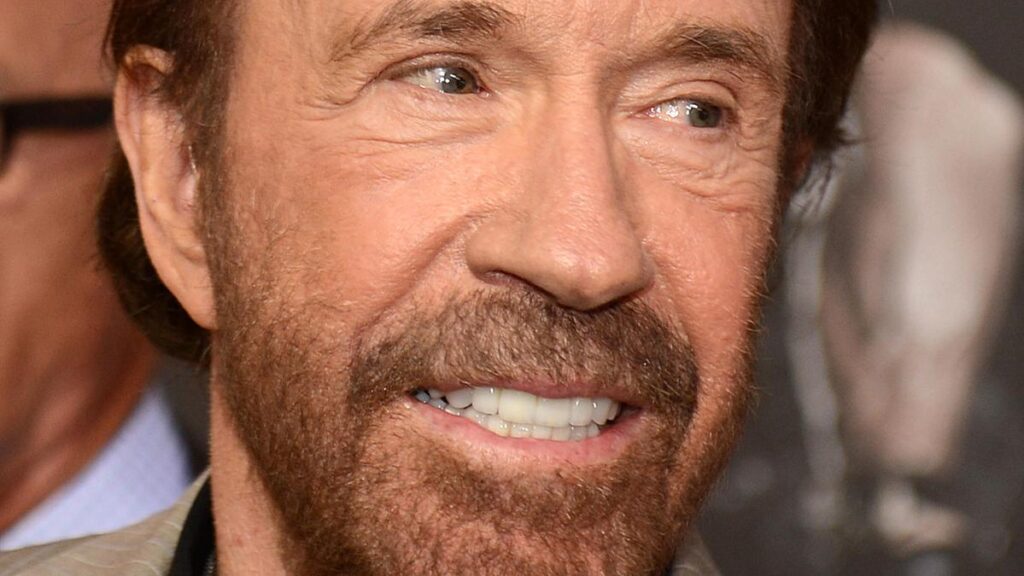Chuck Norris, icona del cinema d'azione, muore a 86 anni alle Hawaii