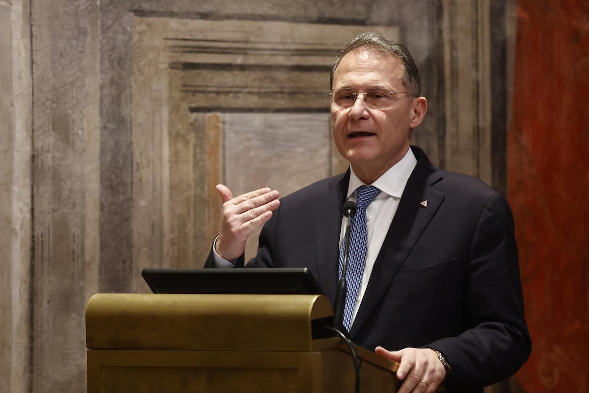 Cirielli conferma incontro con ambasciatore russo: polemiche fra opposizioni e governo