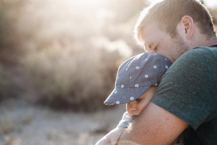 Congedo di paternità in Italia: i neo papà chiedono flessibilità e supporto sociale