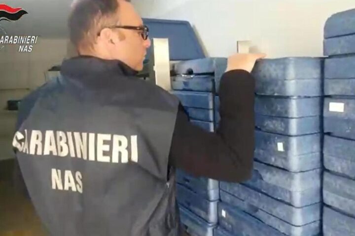 Controlli nelle mense ospedaliere: irregolarità in 4 su 10 strutture, sospese attività a Napoli e Brescia