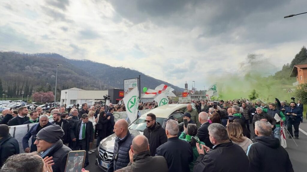 Cori contro il tricolore al funerale di Bossi, Giorgetti chiede calma ai militanti della Lega