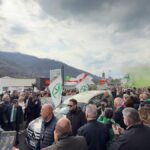 Cori contro il tricolore al funerale di Bossi, Giorgetti chiede calma ai militanti della Lega