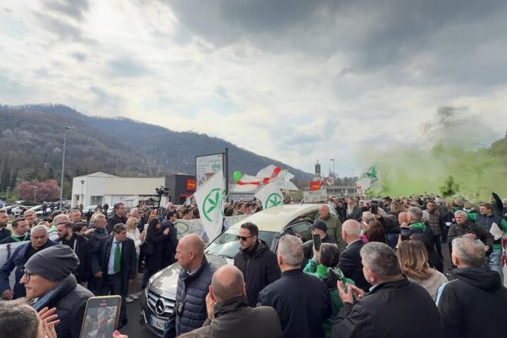 Cori contro il tricolore al funerale di Bossi, Giorgetti chiede calma ai militanti della Lega