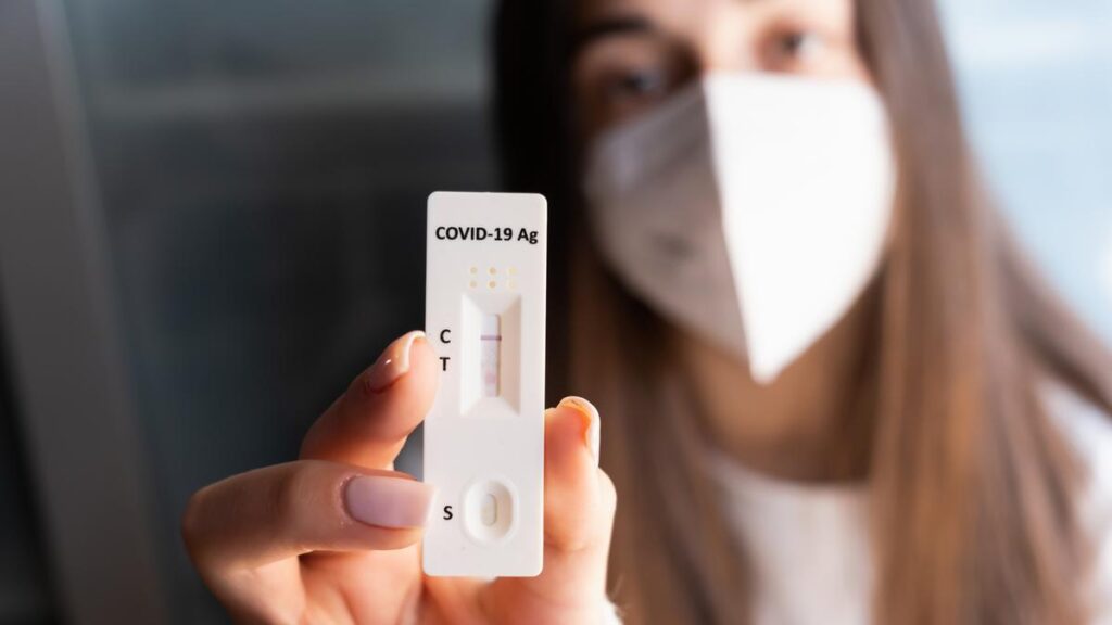 Covid, emerge la variante Cicada: alta mutazione ma sintomi non più gravi