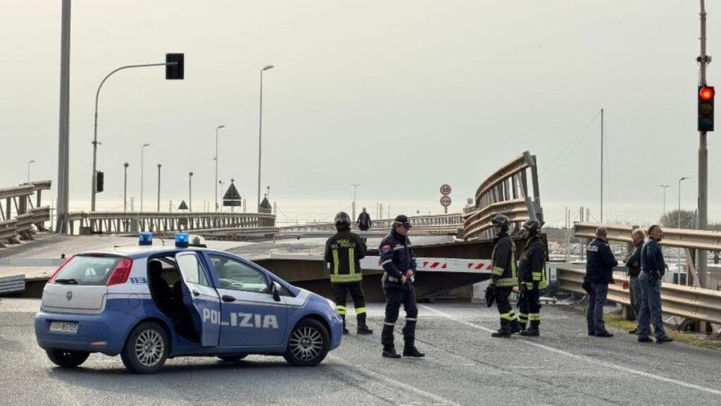 Crolla viadotto della Fipili nel porto di Livorno: strada interrotta, indagini in corso